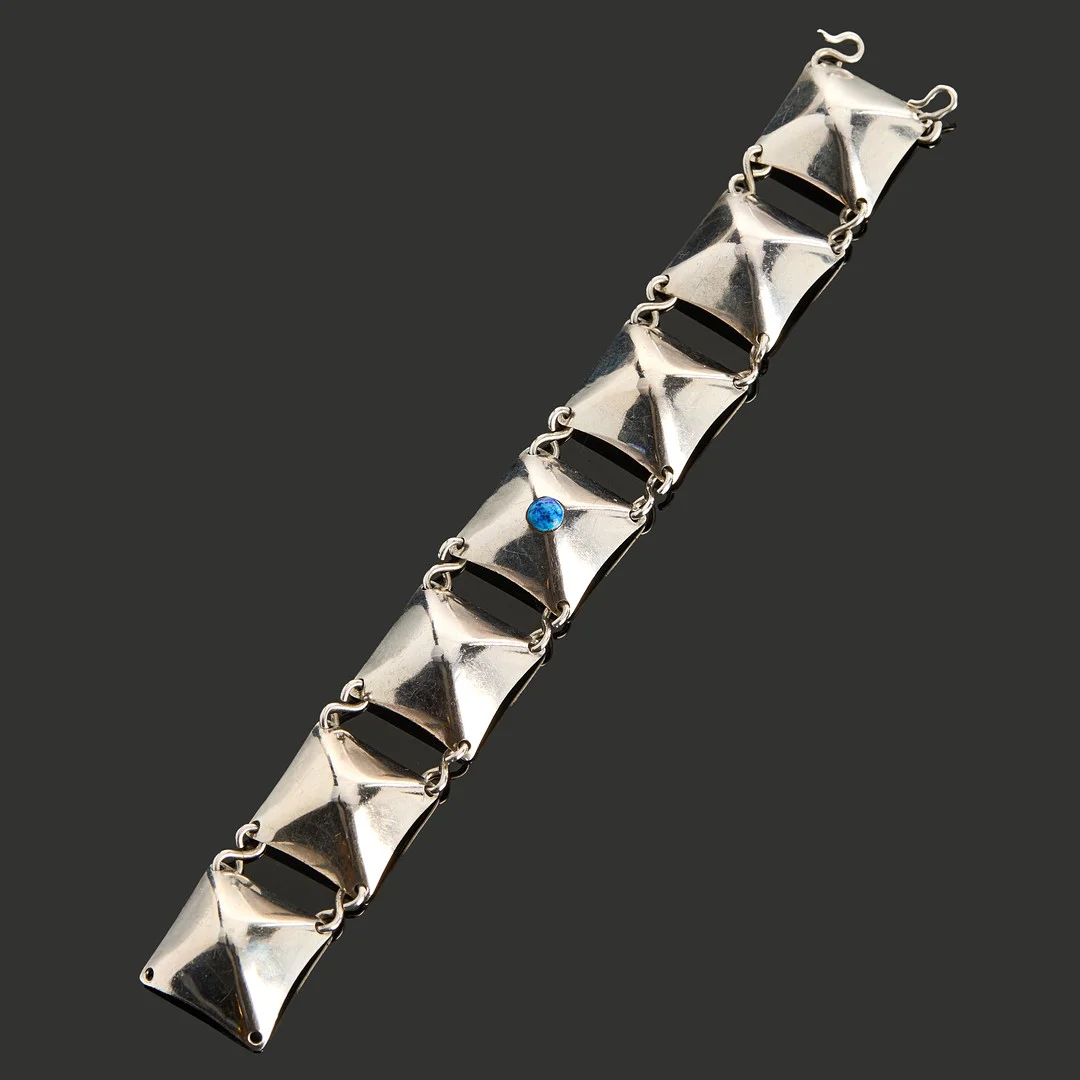ARMBAND, silver, 7 st länkar varav en med en centrerad blå sten, S-lås. — Bracelets — Crafoord Auktioner Stockholm