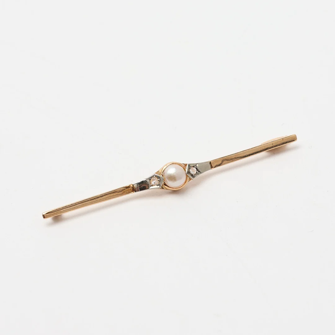 BROSCH. Guld, 18K med två rosenslipade diamanter samt en mabépärla. — Brooches & Pendants — Uppsala Auktionskammare