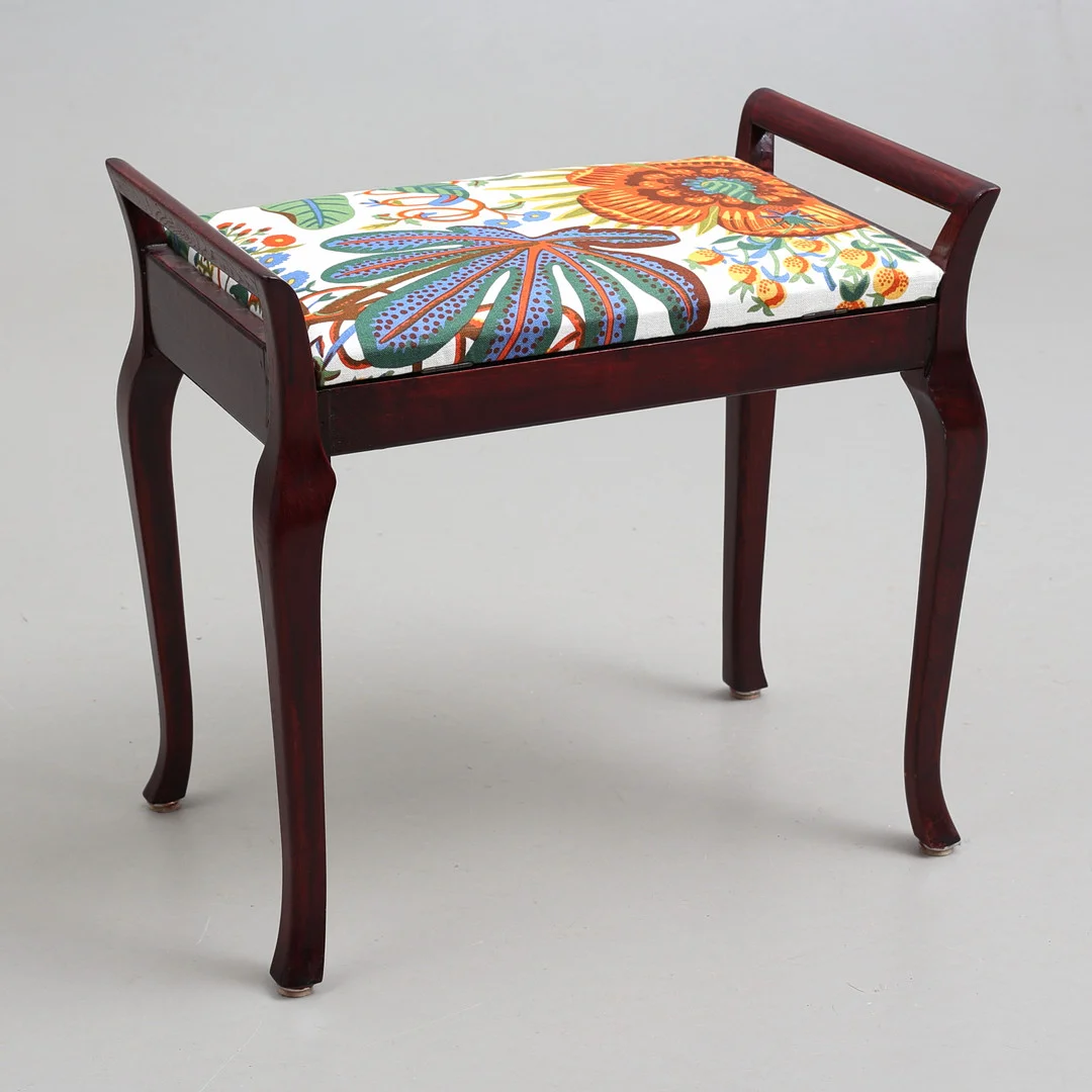 JOSEF FRANK. Pianopall, klädd med textil "Aralia", Firma Svenskt Tenn. — Other — Auktionshuset Thelin & Johansson