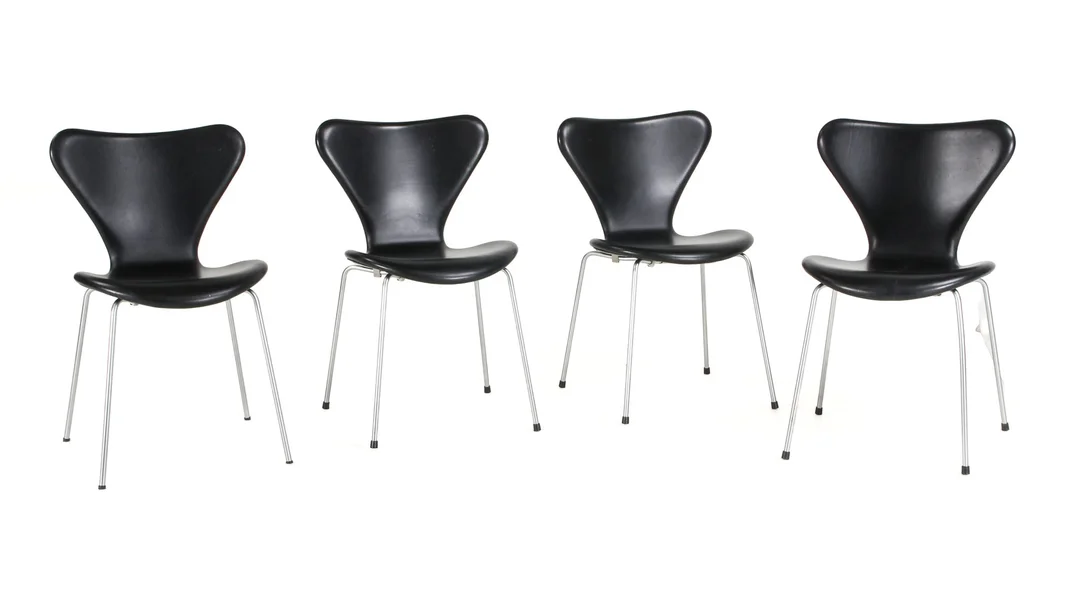 Arne Jacobsen for Fritz Hansen. The 7's. Four dining chairs, model 3107, black leather (4) — Furniture/Chairs — Lauritz