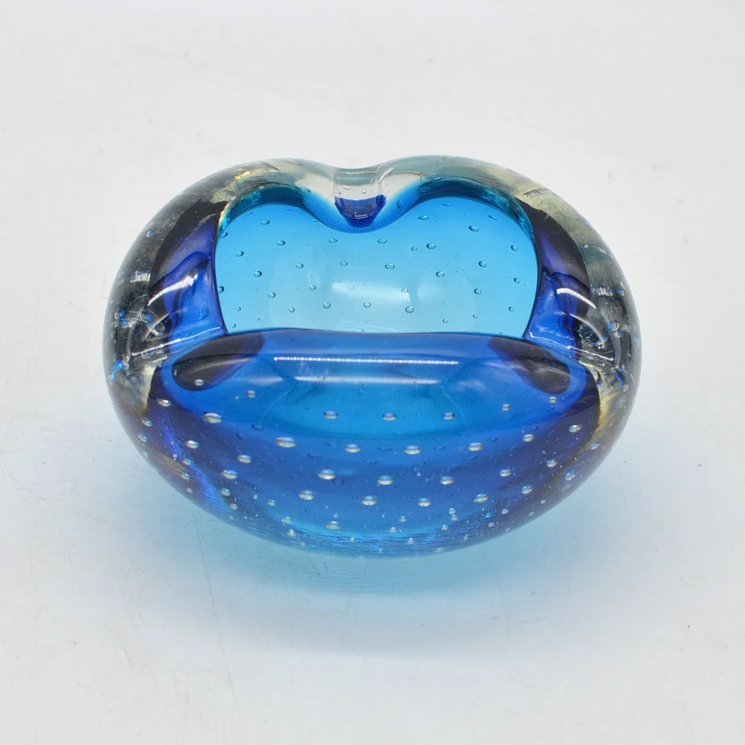 DESIGNERSCHALE, MEHRFACHES STUDIOGLAS, BLAU-TRANSPARENT MIT LUFTEINSCHLÜSSEN, SKANDINAVISCHER RAUM, MITTE DES 20. JAHRHUNDERTS. — Art glass — Kunst- und Auktionshaus Kleinhenz