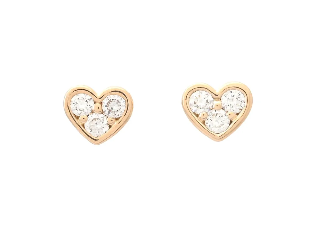 ÖRHÄNGEN, 18K guld, 6 briljantslipade diamanter ca 0,11 ctv, ca TW-TCr/VS, hjärtan, stift, mått 4,5 x 4,0 mm, vikt 1,8 g. — Smycken/Örhängen — Kaplans