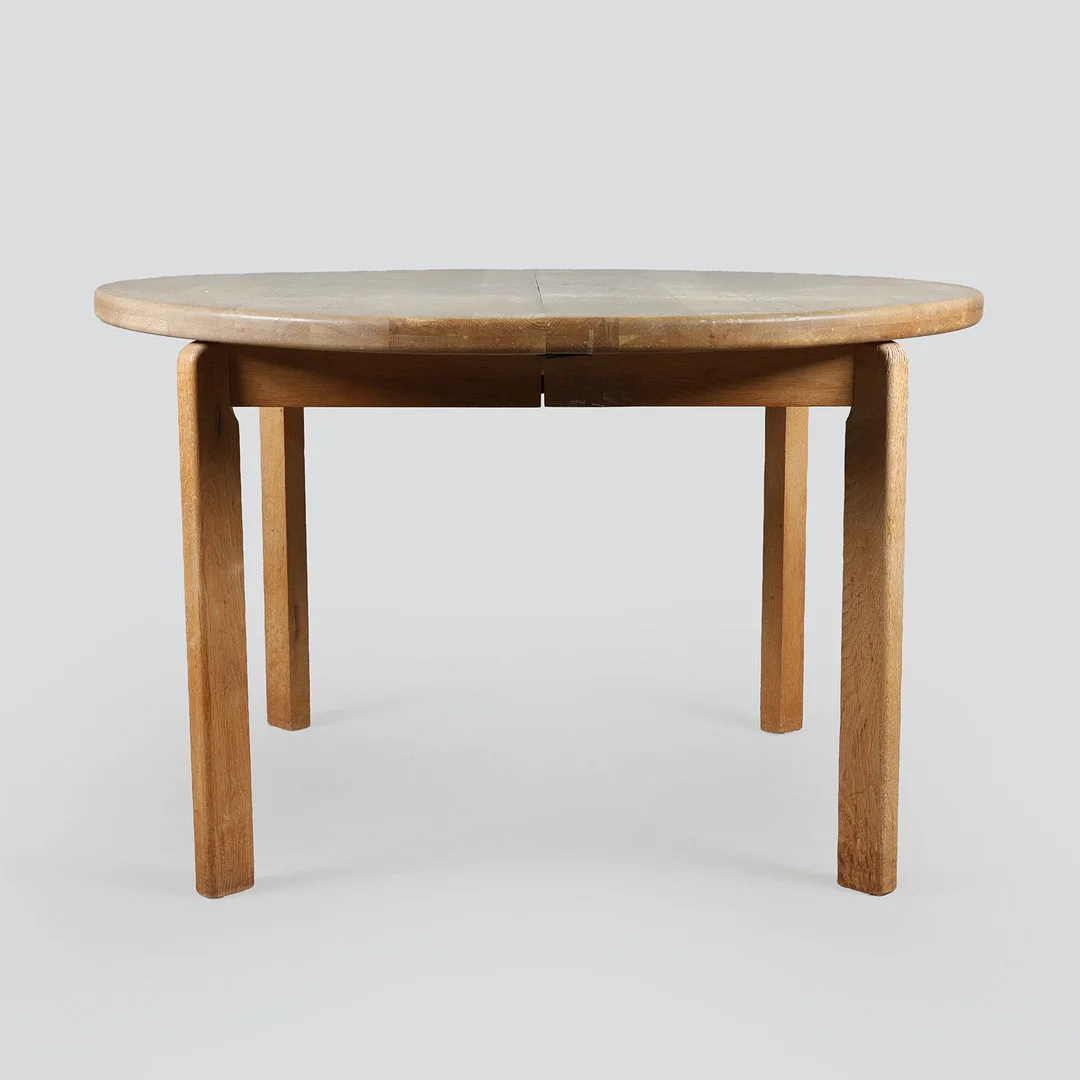 Rundt spisebord af massivt egetræ med udtræk, 1960'erne (3). — Dining tables — Bidstrup Auktioner