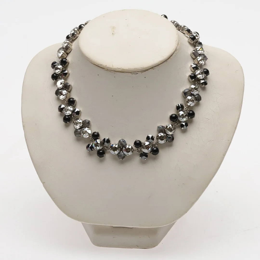 KRAGE/HALSBAND, Mode smycken, Swarovski stenar. — Necklace — Örebro Stadsauktioner