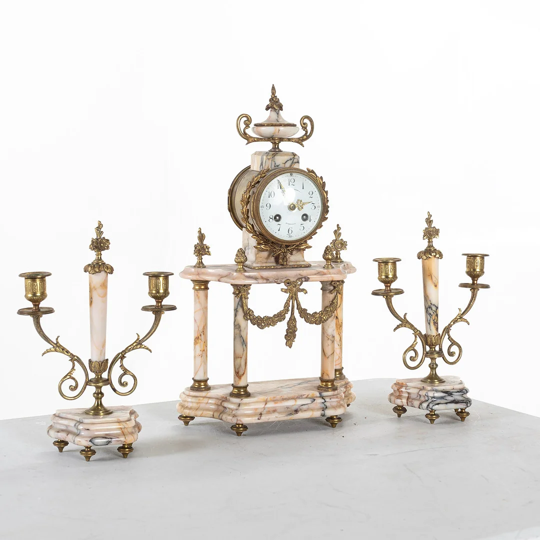 BORDSUR, samt ljusstakar, marmor med förgyllda detaljer, gustaviansk stil. — Mantel clocks — Handelslagret Auktionsservice