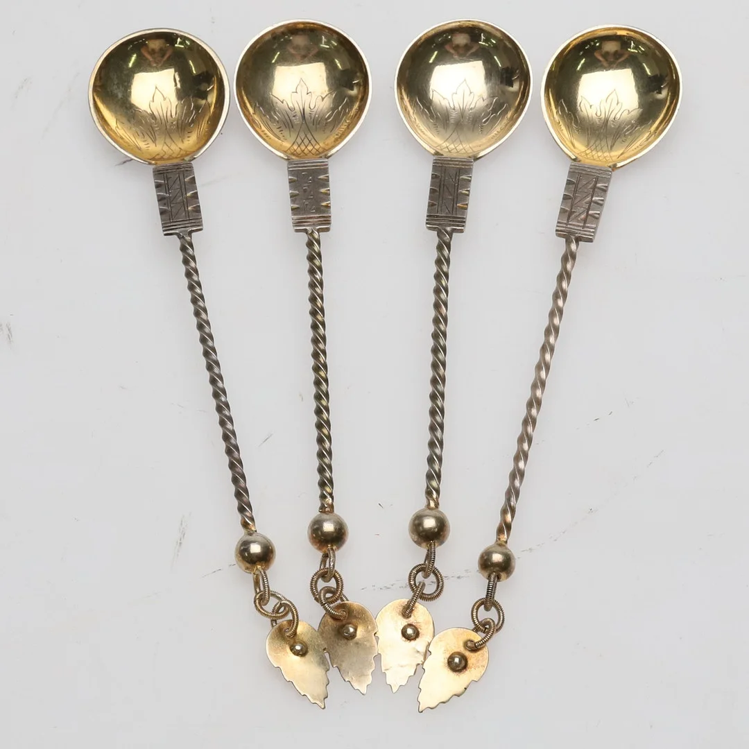 MARIUS HAMMER. COCKTAILSKEDAR. 4 st. Silver med förgyllda detaljer, 47 g, Norsk Mønster, 1900-talets första halva. — Silver — Örebro Stadsauktioner