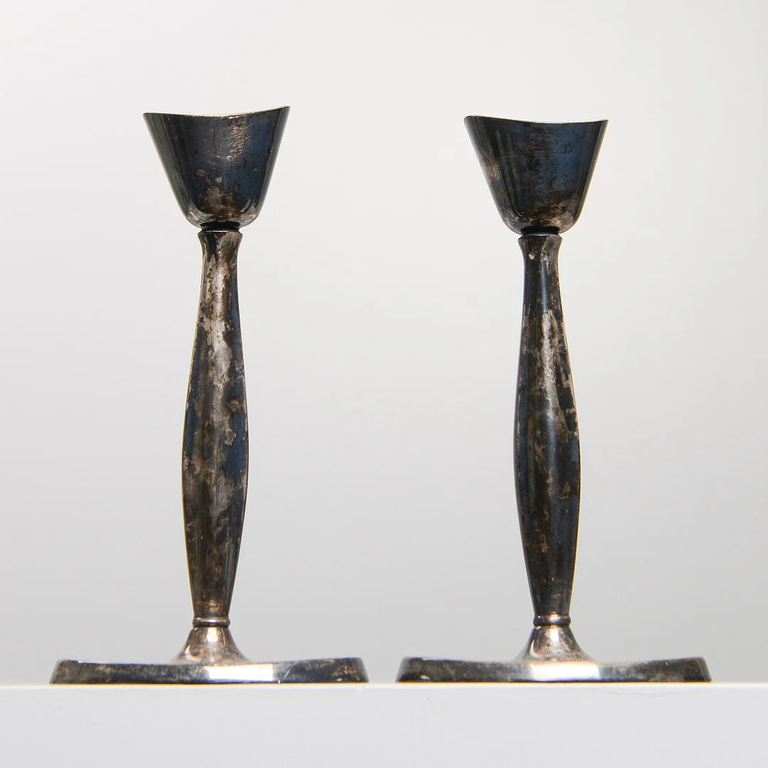 LJUSSTAKAR, ett par, nysilver, Cohr, Danmark. — Silver plated — Formstad Auktioner
