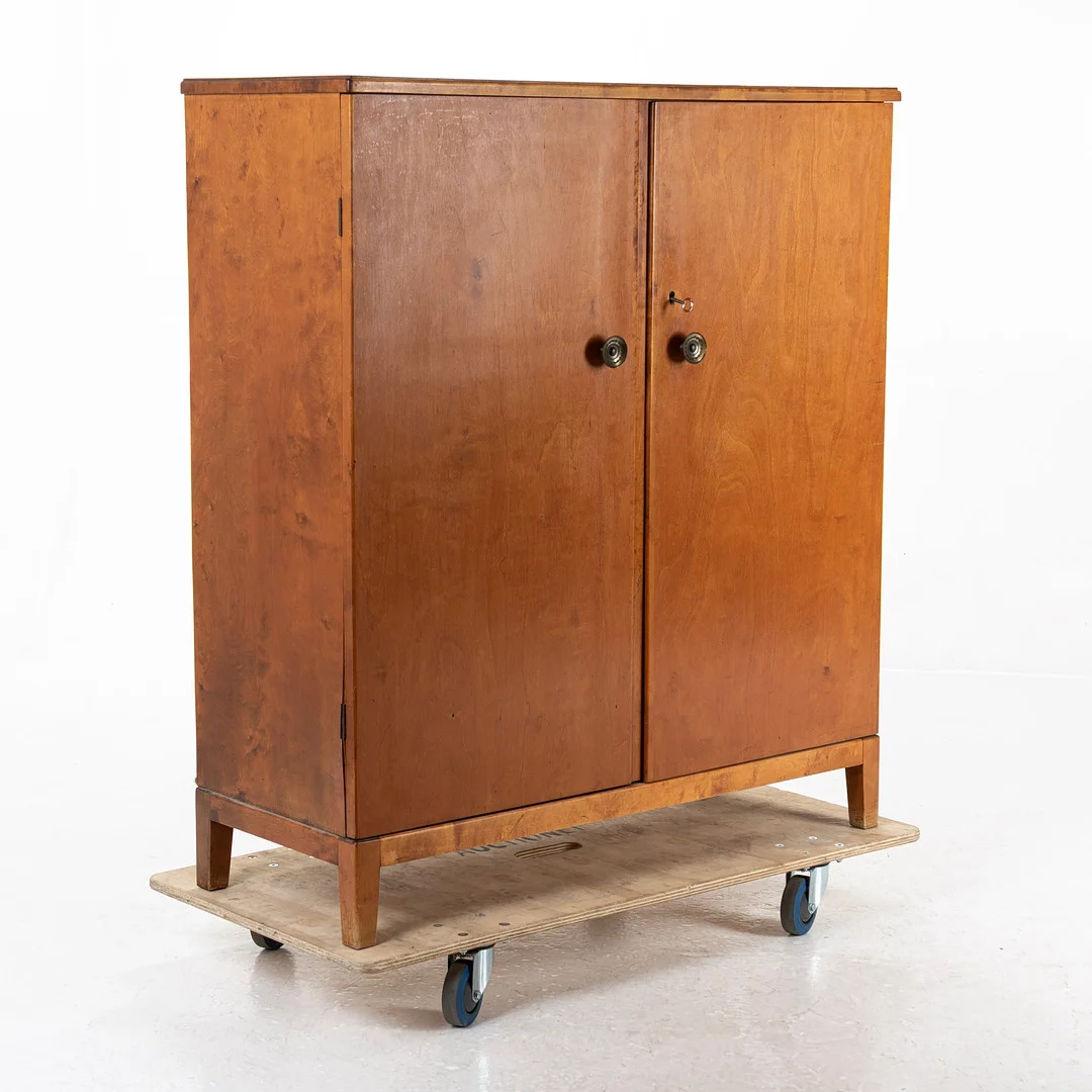 LINNESKÅP, Swedish modern, 1900-talets första hälft. — Cupboards, Cabinets & Shelves — Handelslagret Auktionsservice