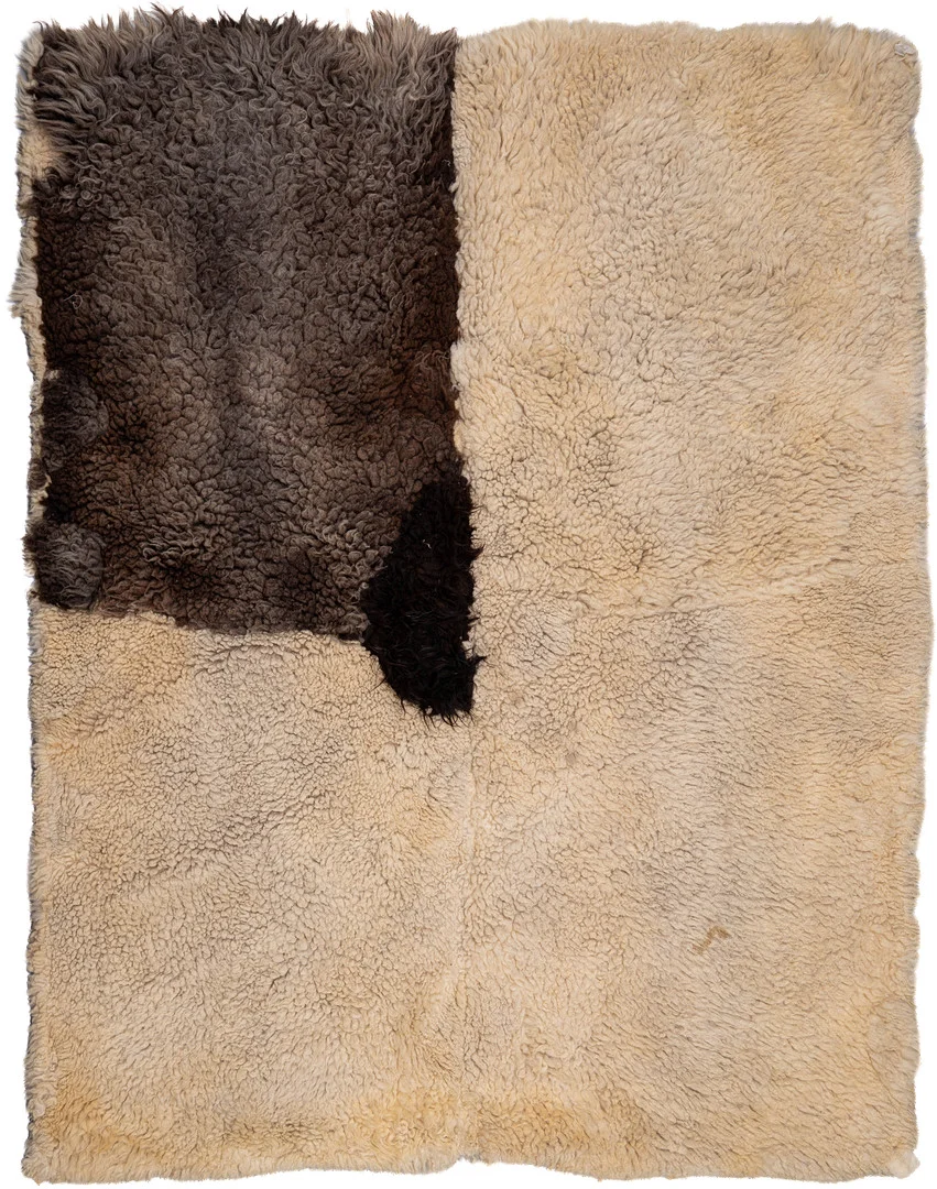 MATTA, fårskinn, 1900-talets andra hälft, (145 × 180 cm). — Carpets — Norrlands Auktionsverk