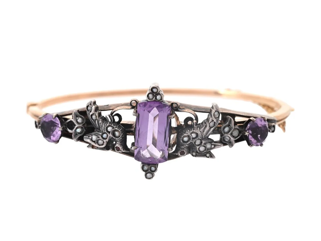 ARMBAND, silver/14K guld, ametister, fröpärlor, antik, Wien (1867-1922), stl 16, vikt 22,0 g, säkerhetskedja i 18K guld, tennlödningar. — Smycken/Armband — Kaplans