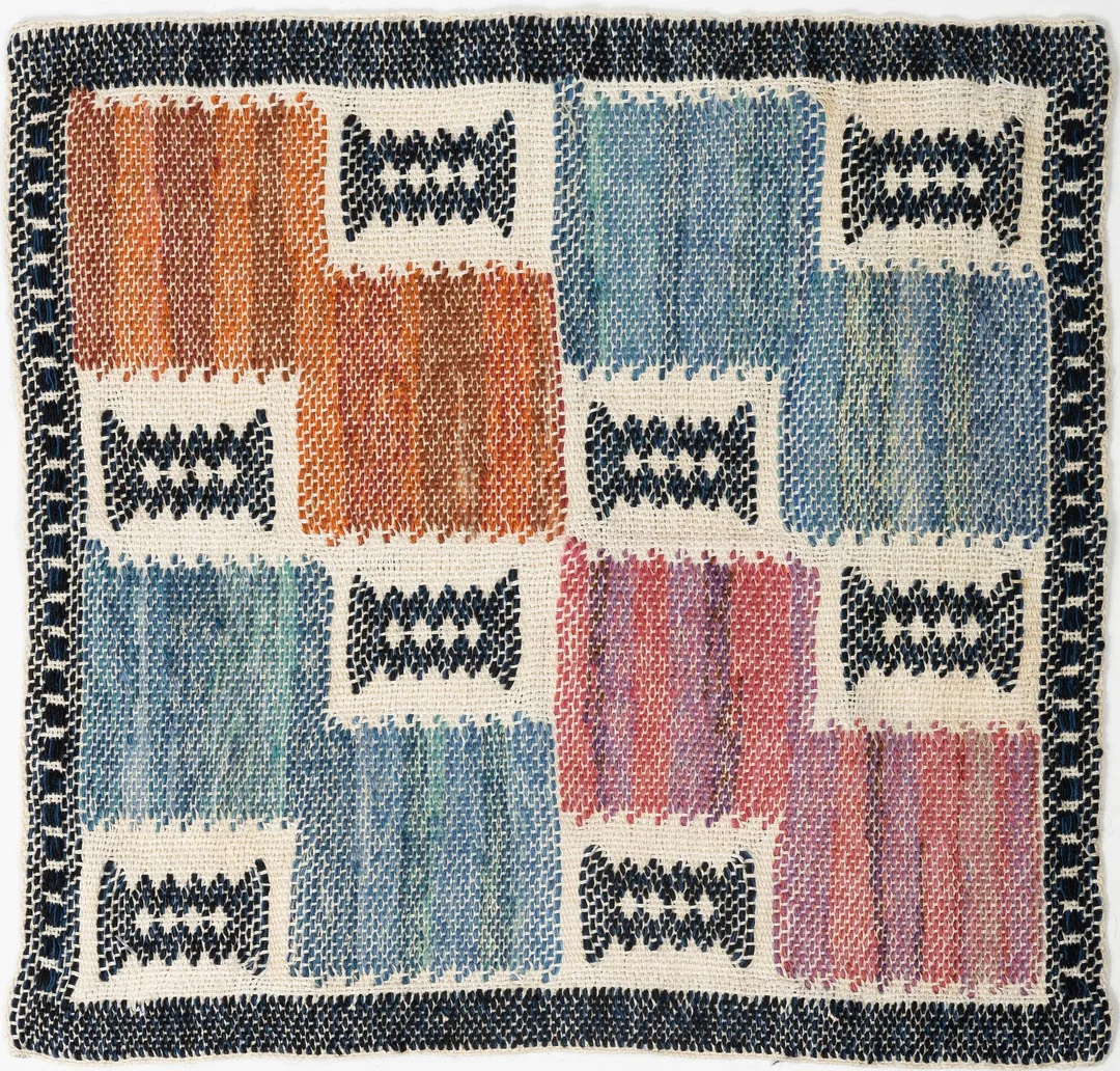 Märta Måås-Fjetterström, Vävnad, "Lövendal", inplock på linnebotten, ca 33 x 35 cm. — Mattor & Textil/Skandinaviskt — Bukowskis