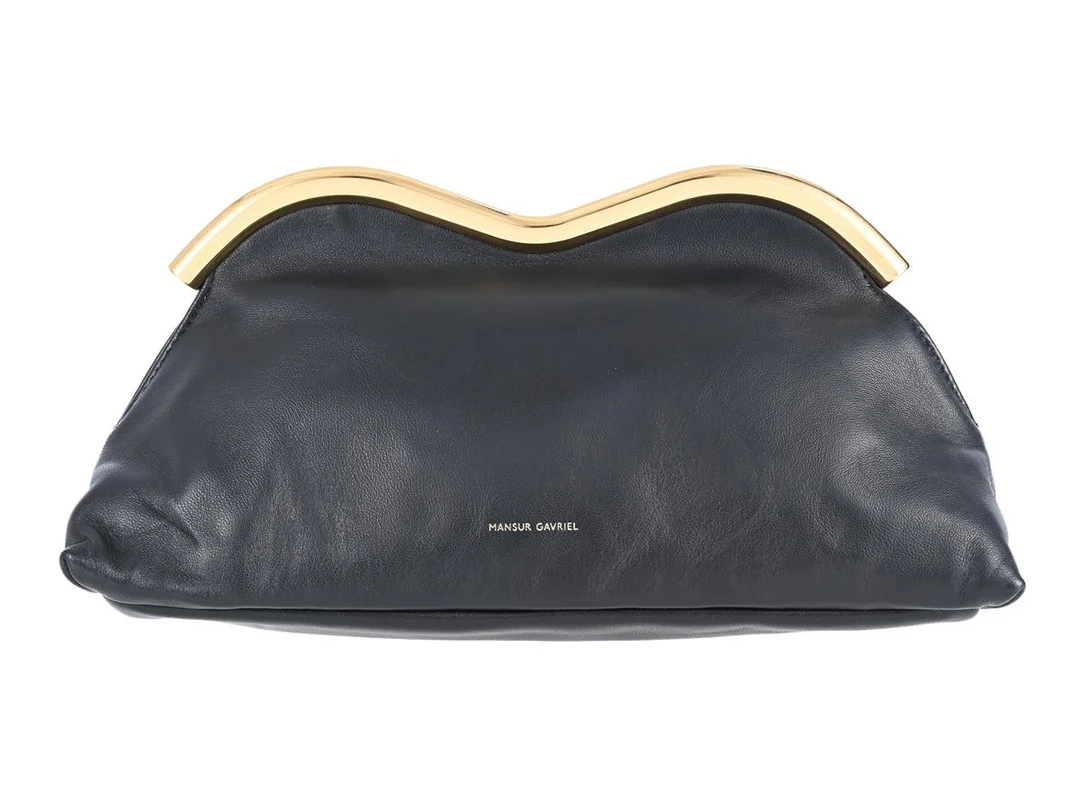 MANSUR GAVRIEL, KUVERTVÄSKA, svart läder, guldfärgade beslag, 25x13x7,5 cm, rosa tygpåse. Very Good Condition. — Accessoarer/Väskor — Kaplans