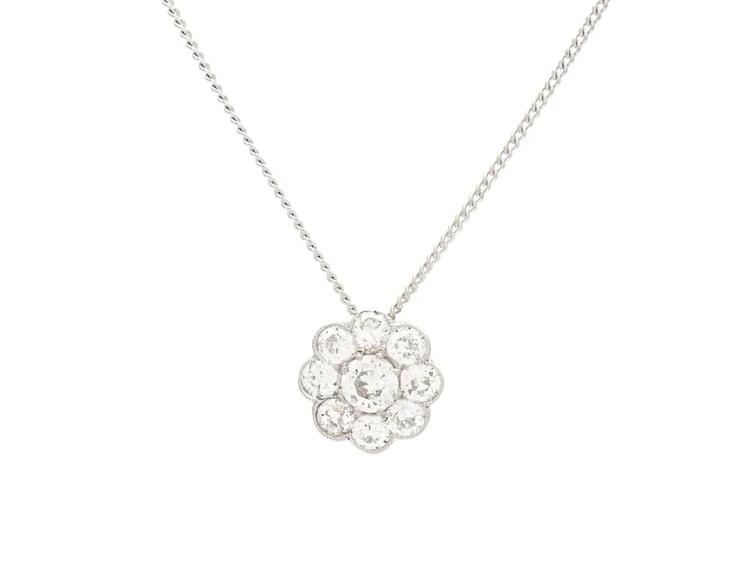 COLLIER, 14K guld/platina, 9 gammalslipade diamanter ca 1,10 ctv, ca TW-Cr/VS-P, diameter 10,8 mm, längd 41,5 cm, vikt 3,0 g, kedja i 18K vitguld, enstaka diamanter har nagg och inneslutningar som når ytan, — Smycken/Collier — Kaplans