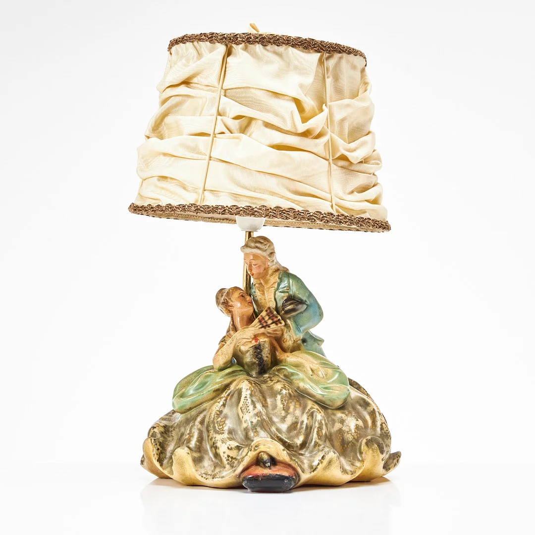 BORDSLAMPA, gips, med rokokopar, 1900-tal. — Table Lamps — Stockholms Auktionsverk Magasin 5