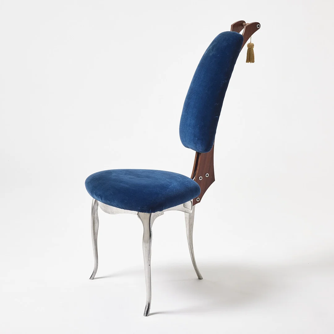 TONI CORDERO. "Reggenza", stol, Morphos Acerbis International Division, Bergamo. Italien 1980-tal, , ben i aluminium, stomme i teak med detaljer i mässing, klädd i sammet. — Armchairs & Chairs — Stockholms Auktionsverk Magasin 5