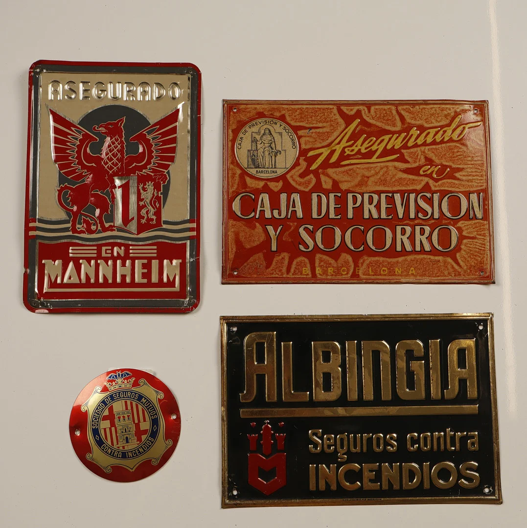 Mannheim y otros, 4 placas publicitarias en hojalata estampada y pintada. — Other collectables — Barcelona Auctions