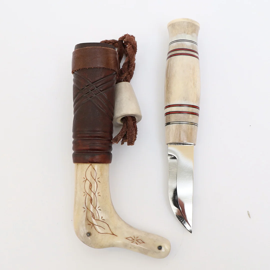 KNIV MED SLIDA, samearbete, horn med inläggningar, slida av läder och horn. — Edged weapons — Falun Auktionsbyrå