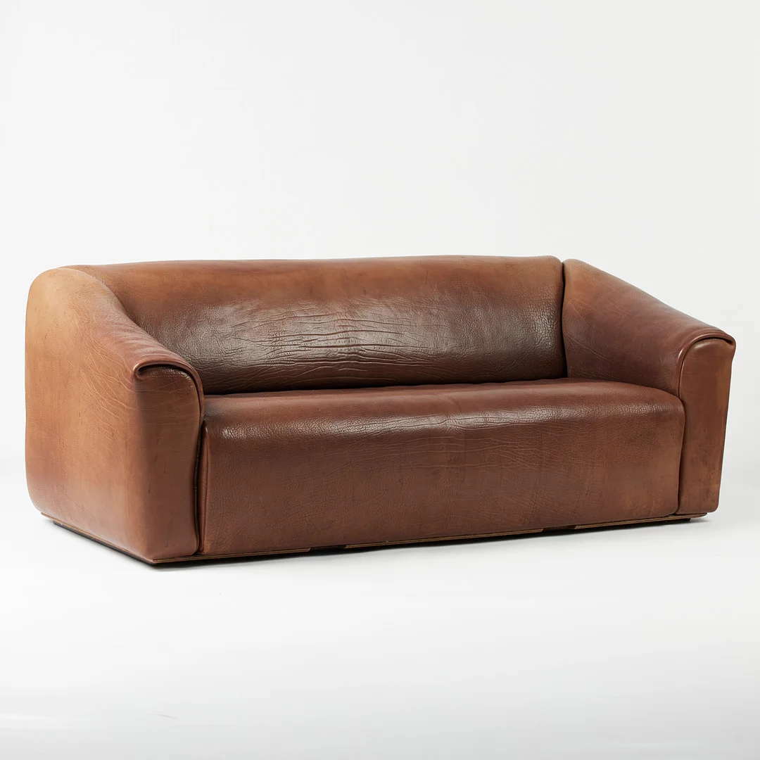 DE SEDE, Dreisitzer-Sofa / Couch, Modell 'DS 47', Büffelleder, Entwurf 1976, Schweiz. — Sofas & Seatings — Stockholms Auktionsverk Köln