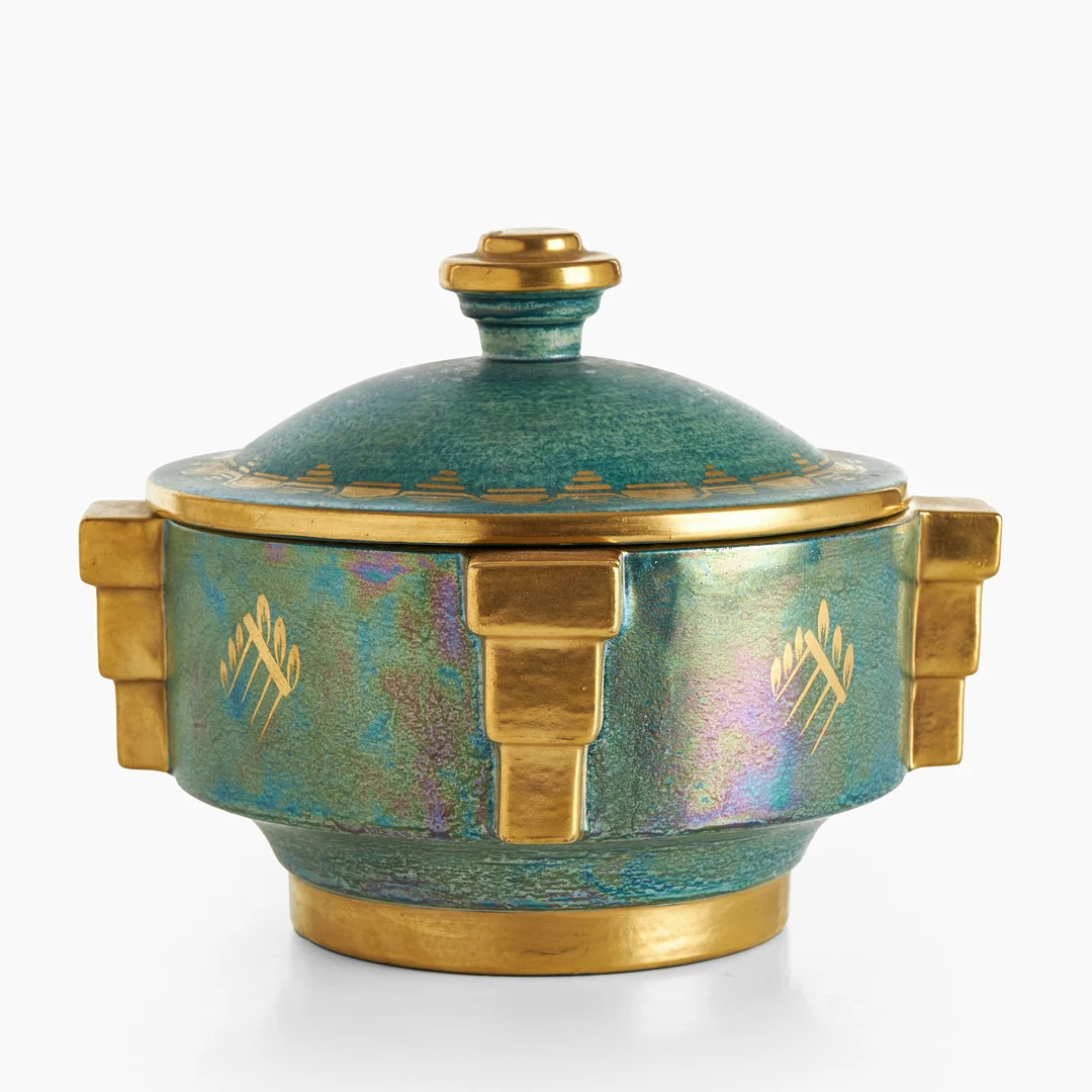 JOSEF EKBERG. Bonbonjär, Gustavsberg, 1920/30-tal, flintgods, lysterglasyr med målad gulddekor. — European — Crafoord Auktioner Stockholm