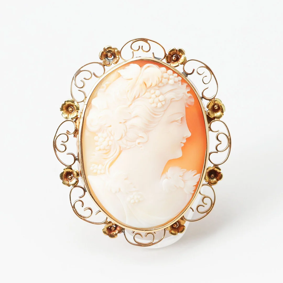 HÄNGE / BROSCH, snäckskalskamé, 18k guld. — Brooches & Pendants — Göteborgs Auktionsverk