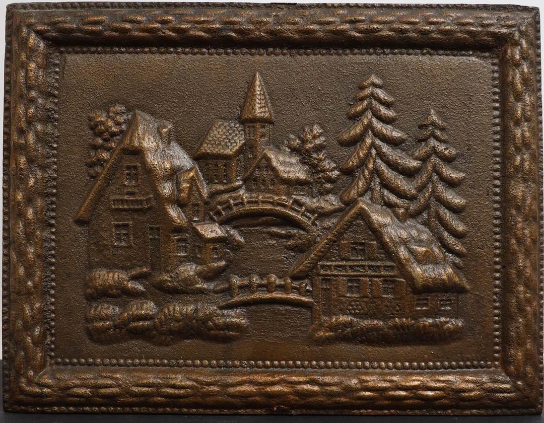 VÄGGSKULPTUR, Brons, reliefdekor med landskap och hus. — Sculptures & Bronzes — Falun Auktionsbyrå