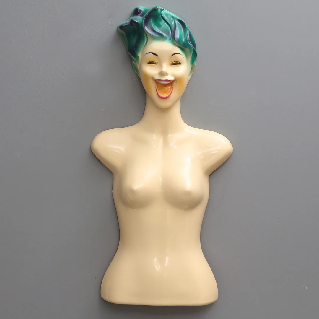 FÖNSTERSKYLTDOCKA "Smiling Sally" stämplad NK, 1940-tal. — Miscellaneous — Kalmar Auktionsverk