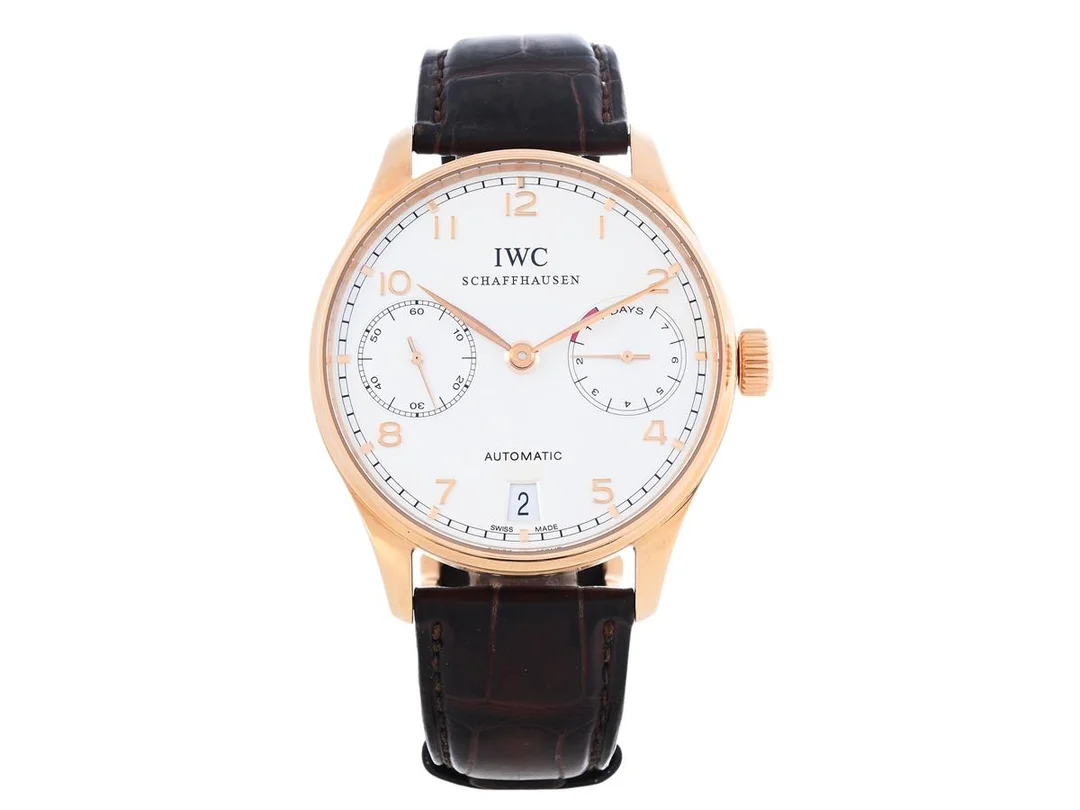 IWC, Schaffhausen, Portuguese, Cal 51011, Serie nr. 3695791, Ref nr. 500113, Boett nr. 3891537, herrur, 42,3 mm, 18K rosa guld, automatisk, safirglas, datum, liten sekundvisare, gångreservindikator (7-dagars), glasbaksida, läderband (se fördjupad information), viklås i 18K rosa guld, cert, mars 2014, box, ytterkartong. — Klockor/IWC — Kaplans