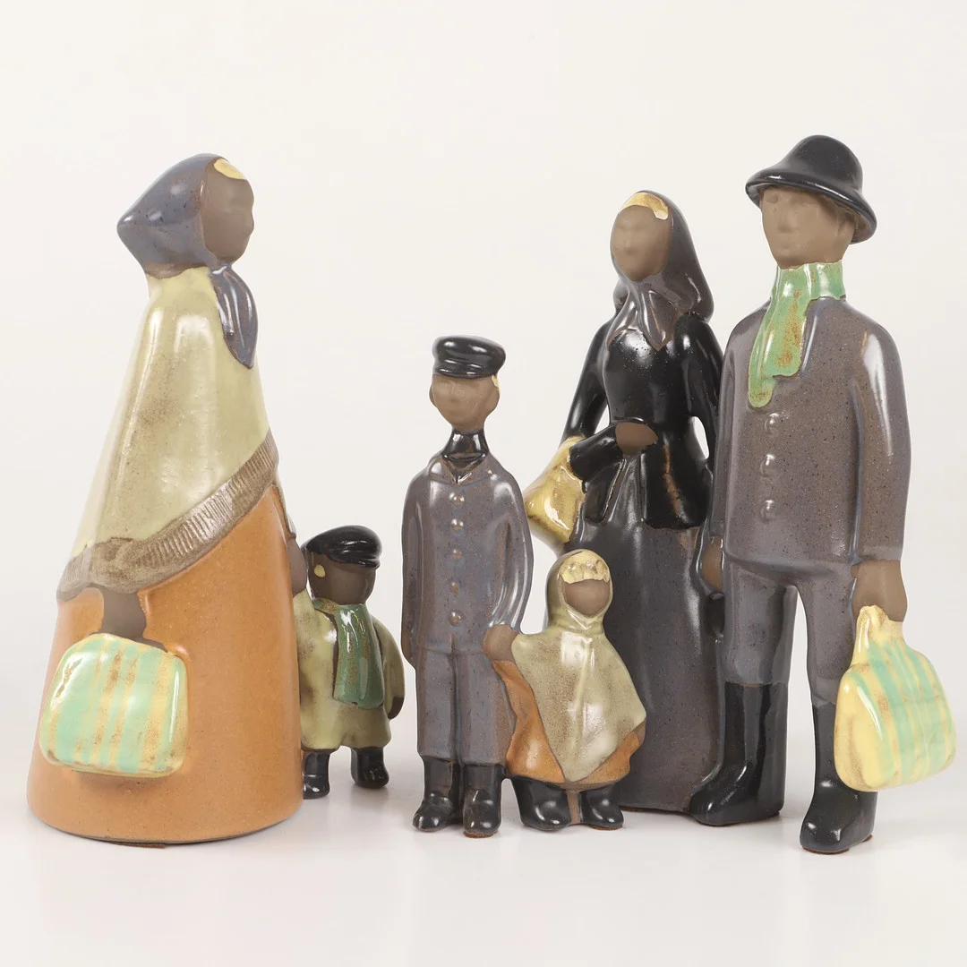 ELSI BOURELIUS. Figuriner, 3 stycken, "Amerikafararna", delvis glaserad keramik, Jie. — European — Helsingborgs Auktionskammare