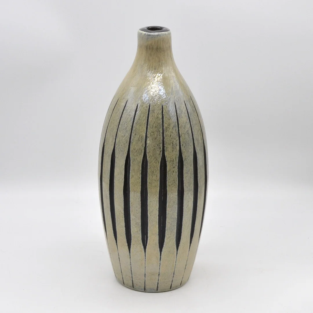 GROSSE DESIGNERVASE AUS STUDIOGLAS, SEITLICHE EINKERBUNGEN, MARMORIERT, UM 1970ER JAHRE, HÖHE: CA. 34 CM. — Art glass — Kunst- und Auktionshaus Kleinhenz