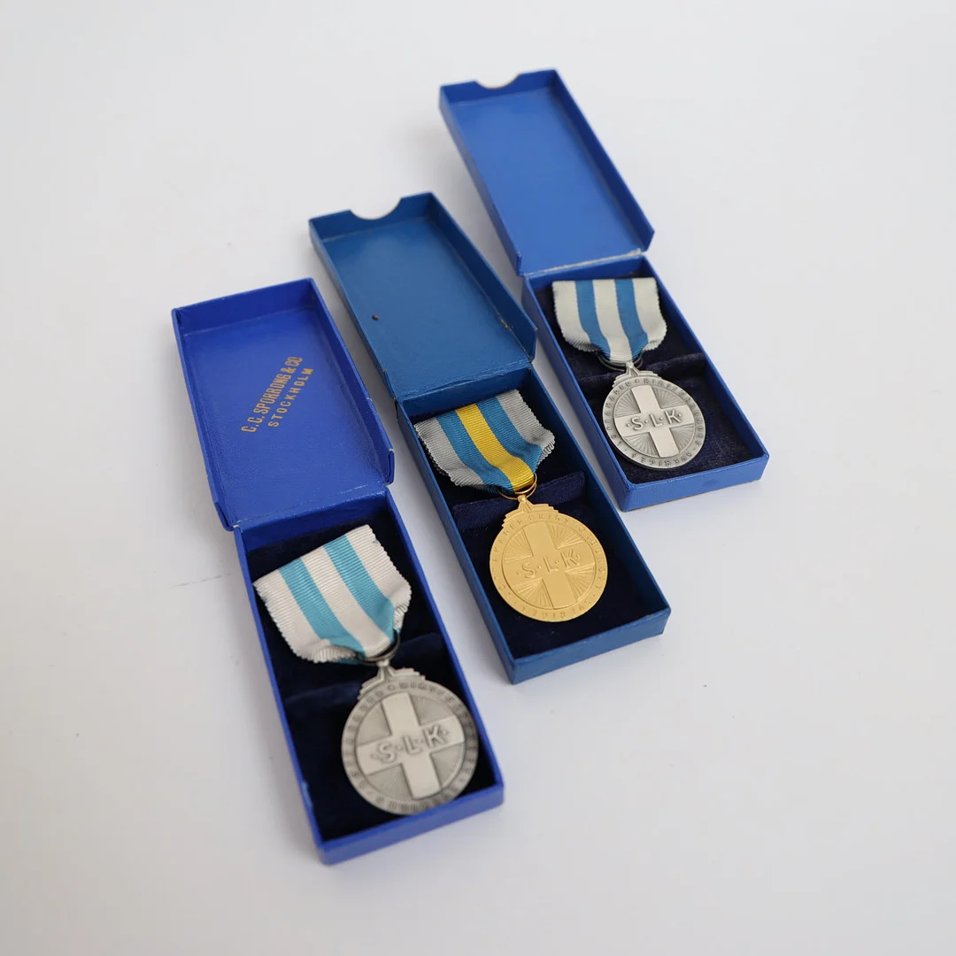 MEDALJER 3st, Lottakåren, silver, med textila band. — Other — Falun Auktionsbyrå
