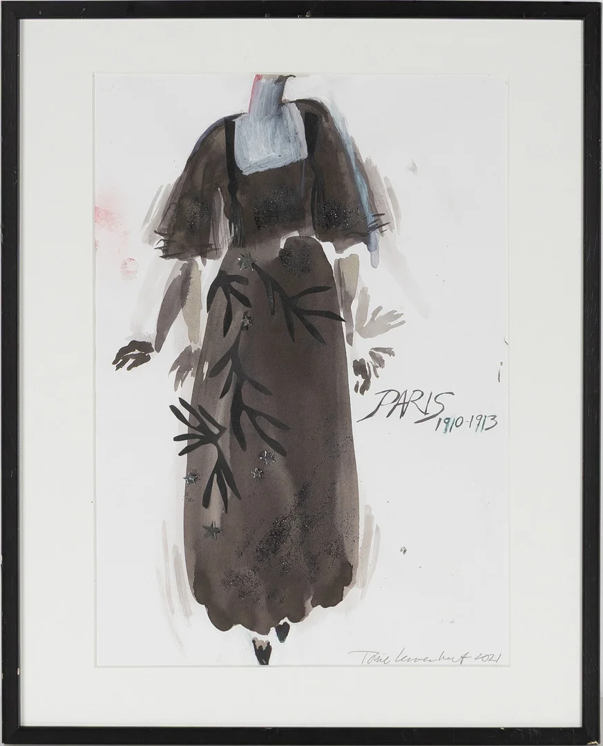 TONIE LEWENHAUPT (FÖDD 1937). "Paris 1910-1913, collage, signerad och daterad 2021. Kring 1910-12 blev modets silhuett frisinnad med ankellånga kjolar,mjuka lösgjorda ärmar och glömda kragar likt denna aftonklänning i där endast stora paljetter skiljer svärtan i tyll och underklänning. — Other — Stockholms Auktionsverk Helsingborg