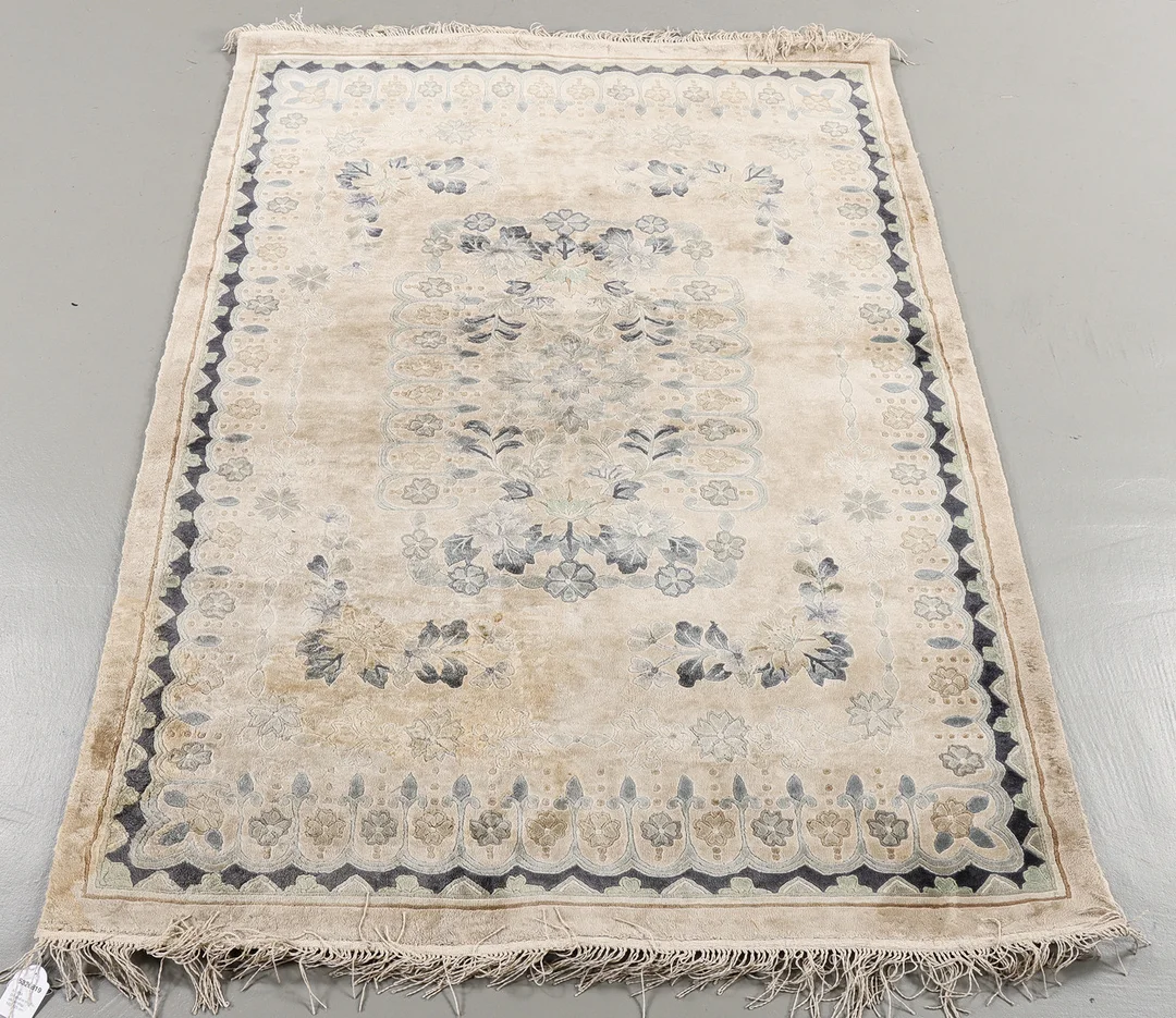 MATTA Orientalisk med silkesinslag, 182x125 cm. — Oriental Carpets & Textiles — Karlstad Hammarö Auktionsverk