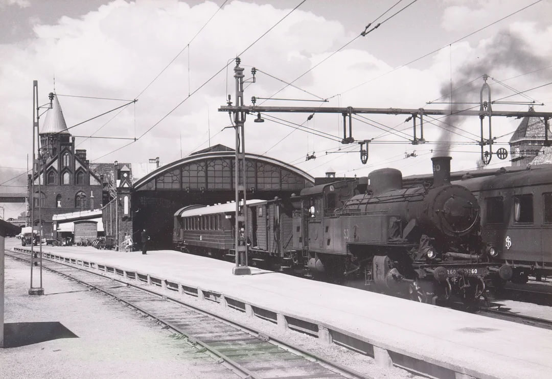 FOTOGRAFI, ånglok på Trelleborgs station, 1900-talets första hälft. — Technica & Nautica — Markus Auktioner