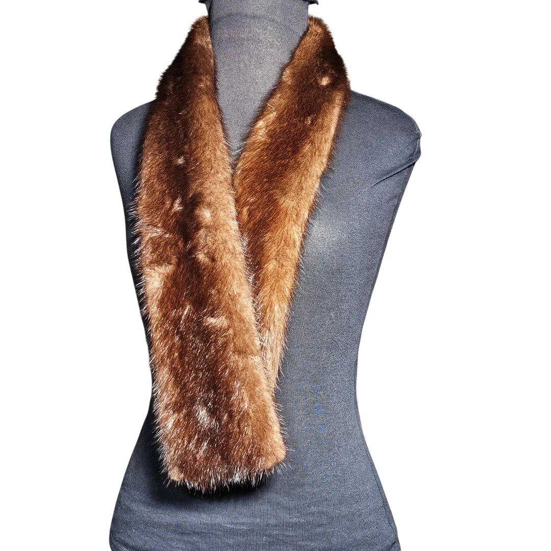 Bufanda tipo corbatín de visón marrón. — Vintage & Designer Fashion — Arce Auctions