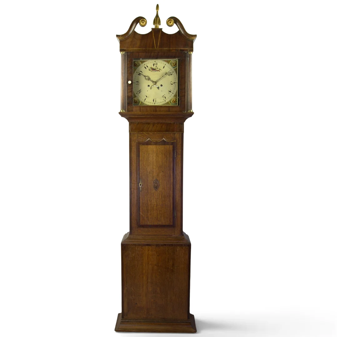GOLVUR, klockfodral av ek, urhus med sido kolonner och toppspira, troligen England, 18/1900-tal. — Longcase clocks — Höganäs Auktionsverk
