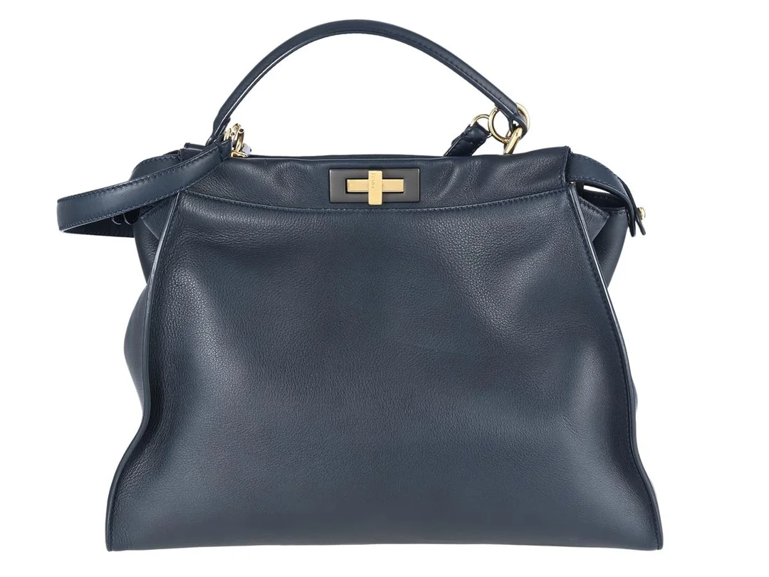 FENDI, VÄSKA, Peekaboo, marinblått kalvskinn, guldfärgade beslag, 39x28x16 cm, tag, regnskydd, avtagbar axelrem, dustbag. Very Good Condition. — Accessoarer/Väskor — Kaplans