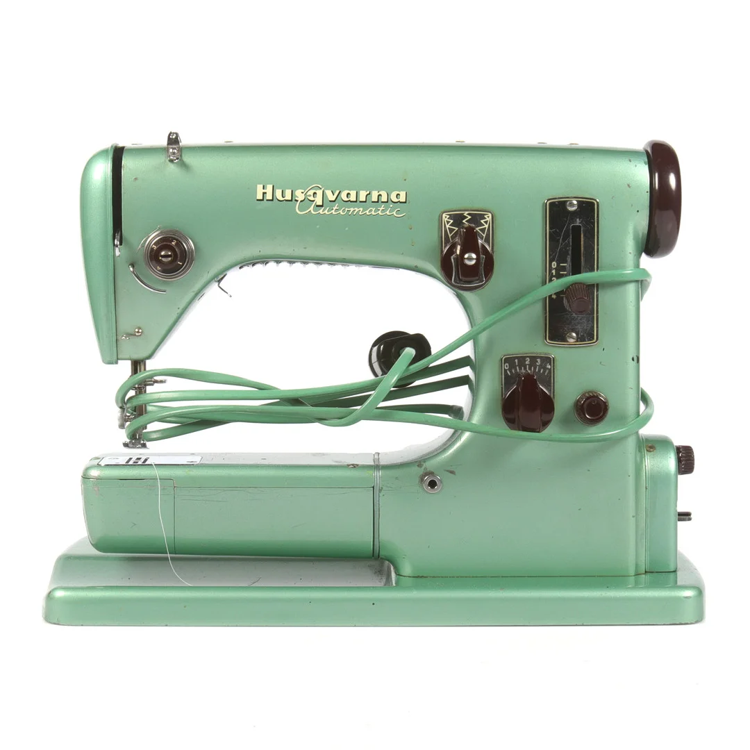 SYMASKIN, Husqvarna Automatic, CI 21, i väska 1900-talets andra hälft. — Modern consumer electronics — Stadsauktion Sundsvall