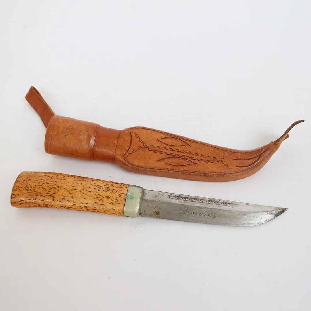 KNIV MED SLIDA, J, Marttiini, Finland, handtag av björkrot, blad av stål, slida av läder. — Edged weapons — Falun Auktionsbyrå