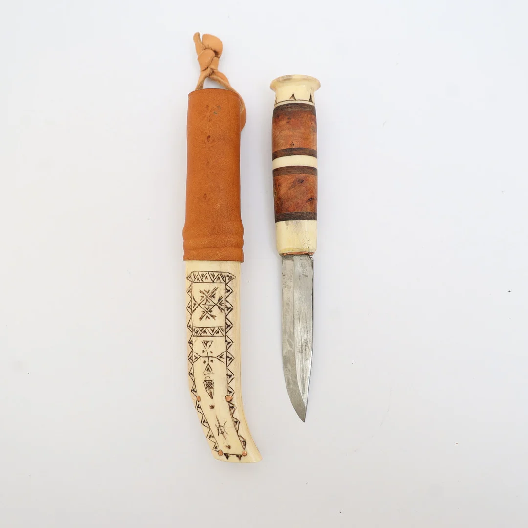KNIV MED SLIDA, Horn och läder, signerad BW daterad 92. — Edged weapons — Falun Auktionsbyrå
