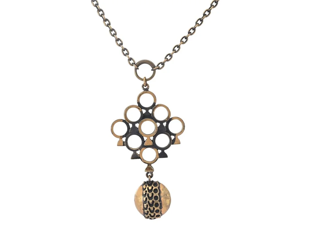 PENTTI SARPANEVA, collier, brons, längd 68,5 cm, höjd hänge 9 cm, vikt 33,3 g. — Smycken/Collier — Kaplans