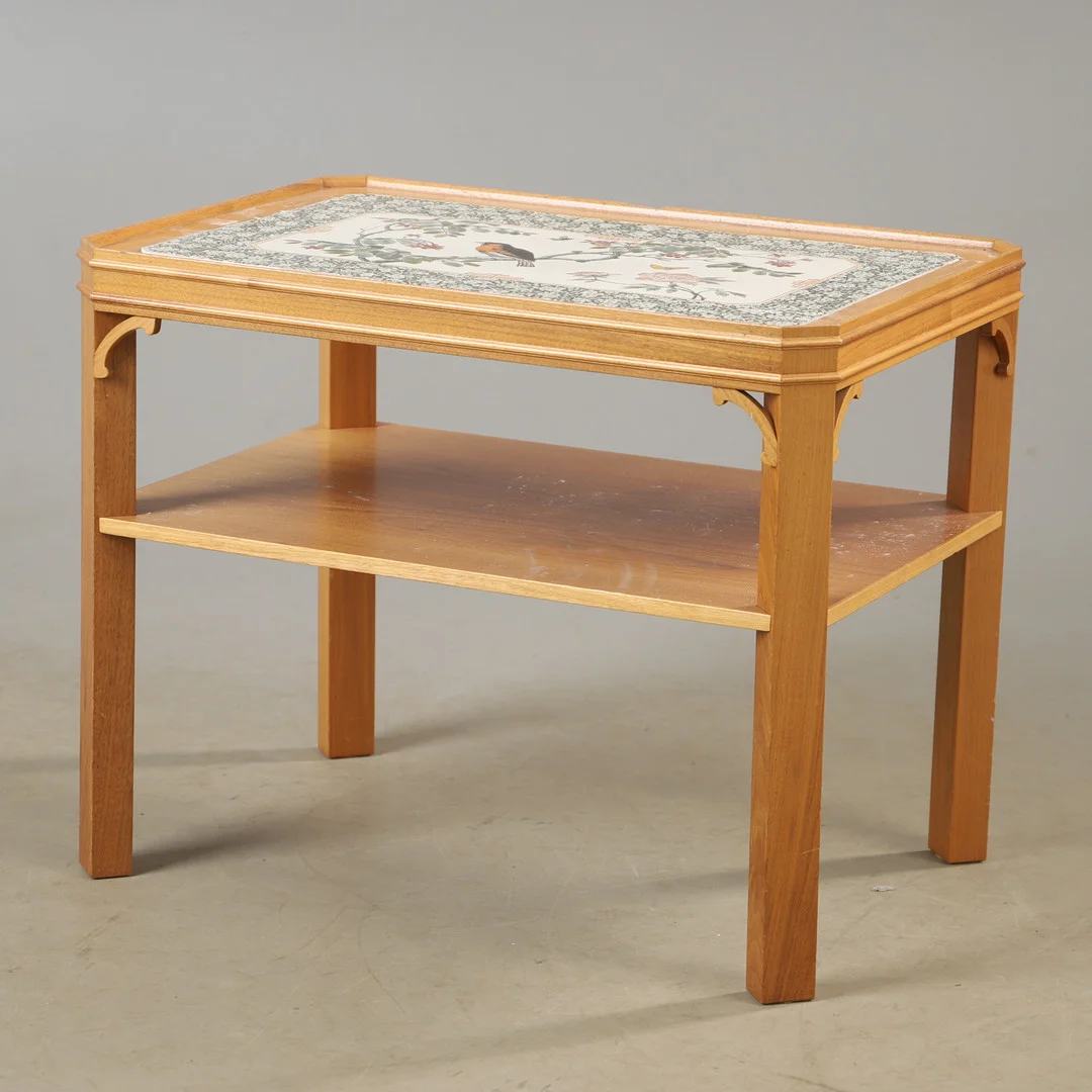 SIDOBORD, porslinsskiva med fågelmotiv, asiatiskt stil. — Tables — Helsingborgs Auktionskammare