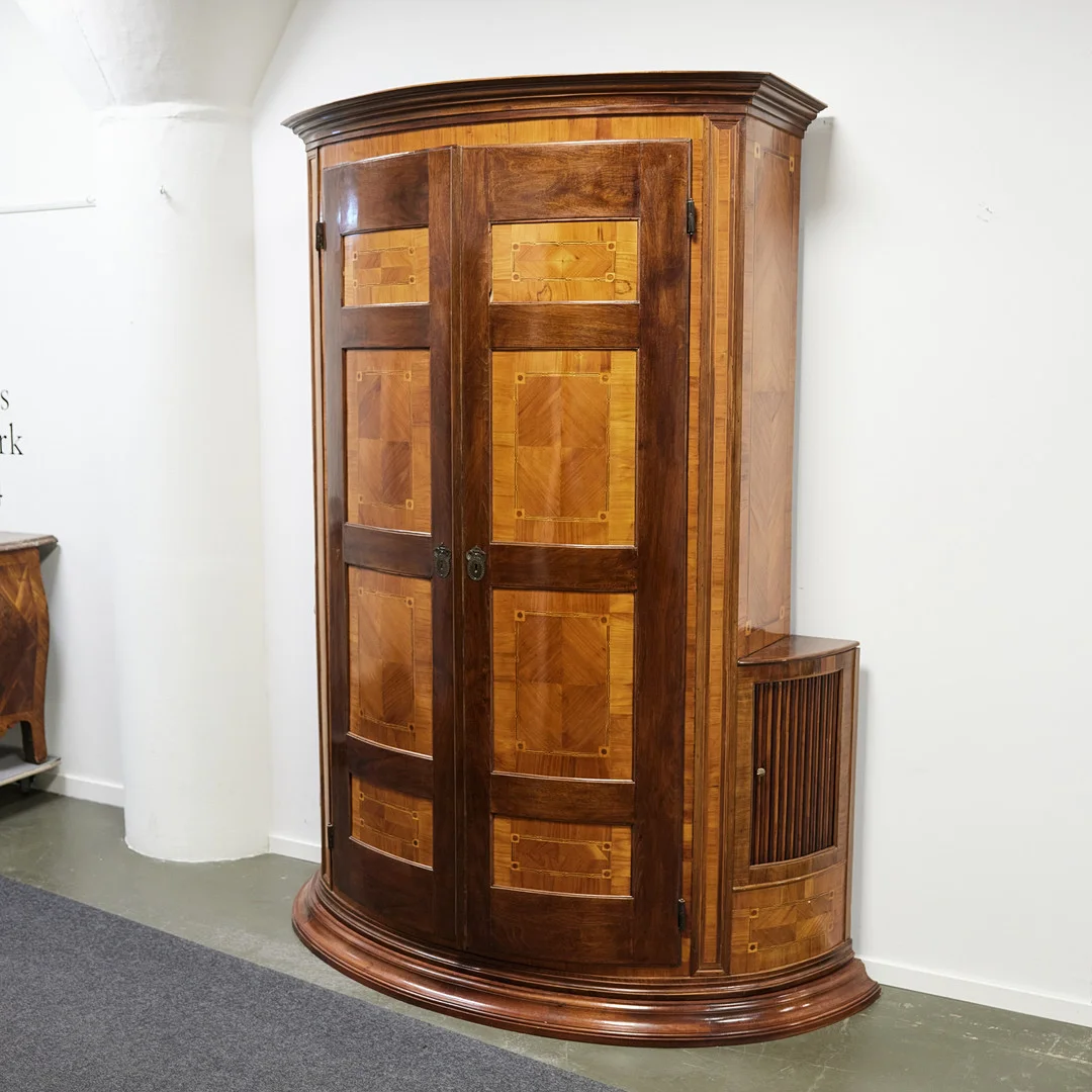 KLÄDSKÅP, 1900-talets första hälft, Frankrike, fanerad i olika träslag, invändigt med klädstång, två sidoskåp med jalusi. — Cupboards, Cabinets & Shelves — Stockholms Auktionsverk Magasin 5