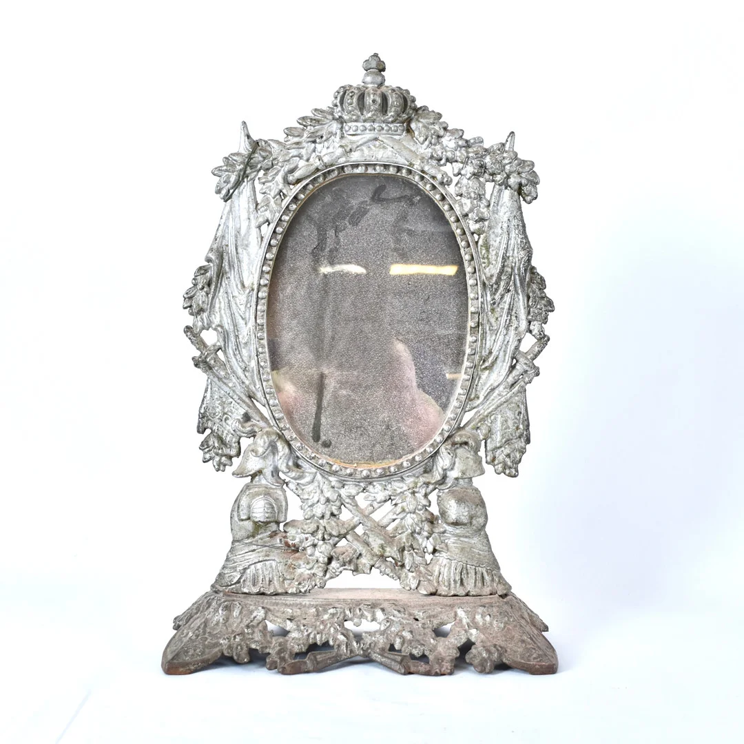 BORDSSPEGEL, gjutjärn, oscariansk. — Mirrors — Halmstads Auktionskammare