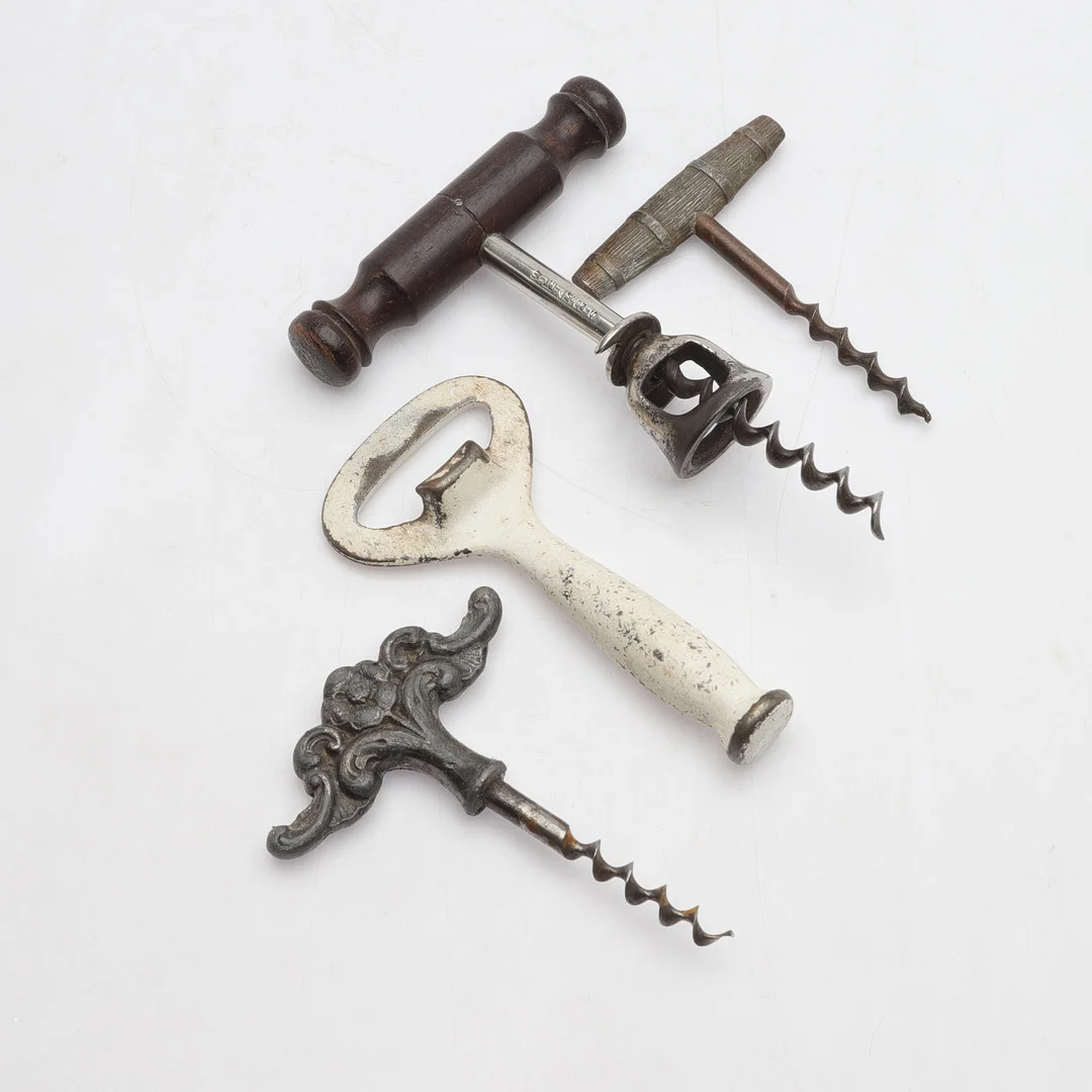 KORKSKRUVAR & KAPSYLÖPPNARE, 4 delar, trä och metall, 1900-tal. — Other metals — Gomér & Andersson Norrköping