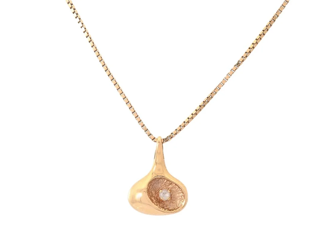 HÄNGE MED KEDJA, 18K guld, vit sten, venezialänk, hängets höjd 17 mm, längd 38 cm, vikt 5,8 g. — Smycken/Hänge med kedja — Kaplans