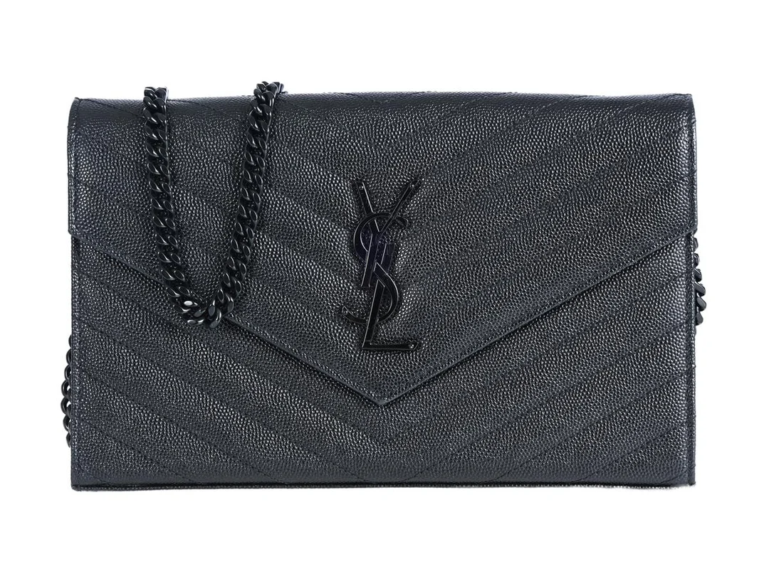 SAINT LAURENT, VÄSKA, Envelope Wallet On Chain, grain de poudre svart kalvskinn, svartfärgade beslag, 22x14x1,5 cm, cert, dustbag, repor på beslag. Very Good Condition. — Accessoarer/Väskor — Kaplans