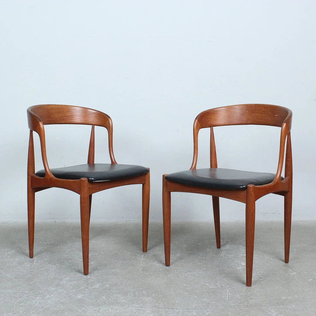 JOHANNES ANDERSEN. Uldum Møbelfabrik, Paar Stühle / Esszimmerstühle, Modell 16' Teak, Kunstleder, 1960er Jahre, Dänemark (2). — Armchairs & Chairs — Stockholms Auktionsverk Düsseldorf/Neuss