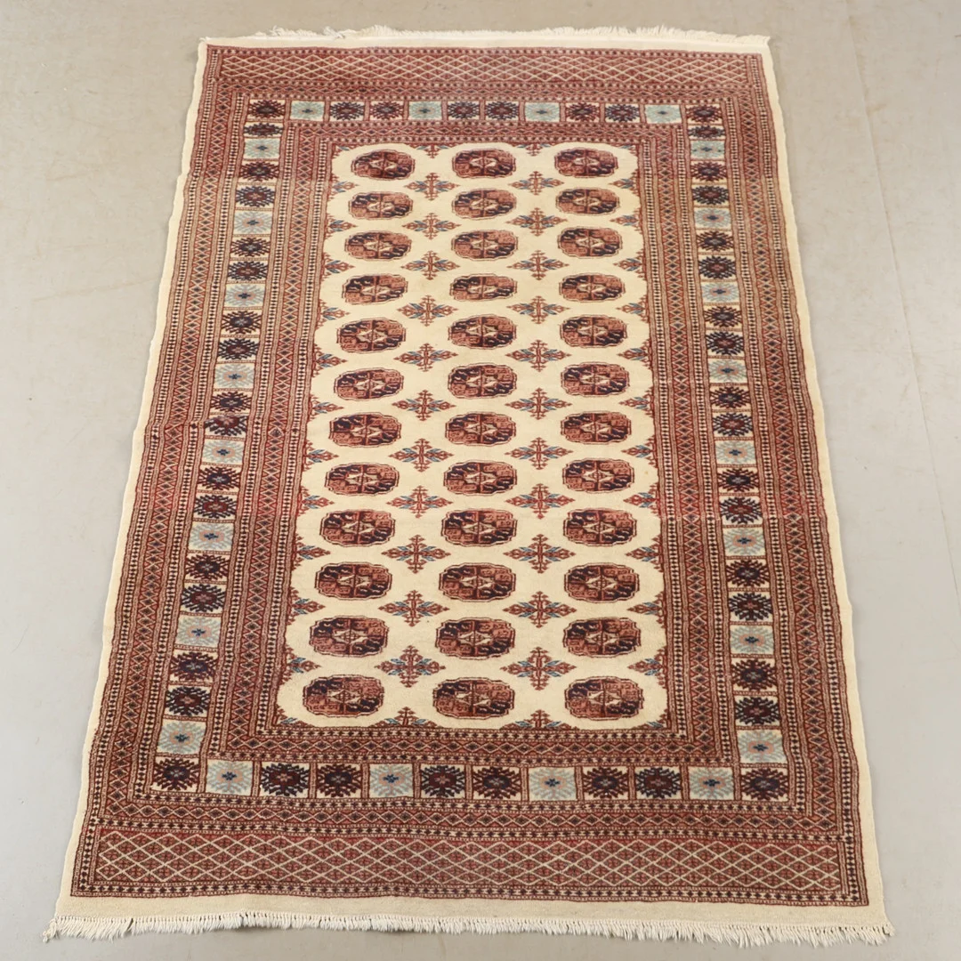 MATTA, Bochara, 197 x 132 cm. — Oriental Carpets & Textiles — Helsingborgs Auktionskammare