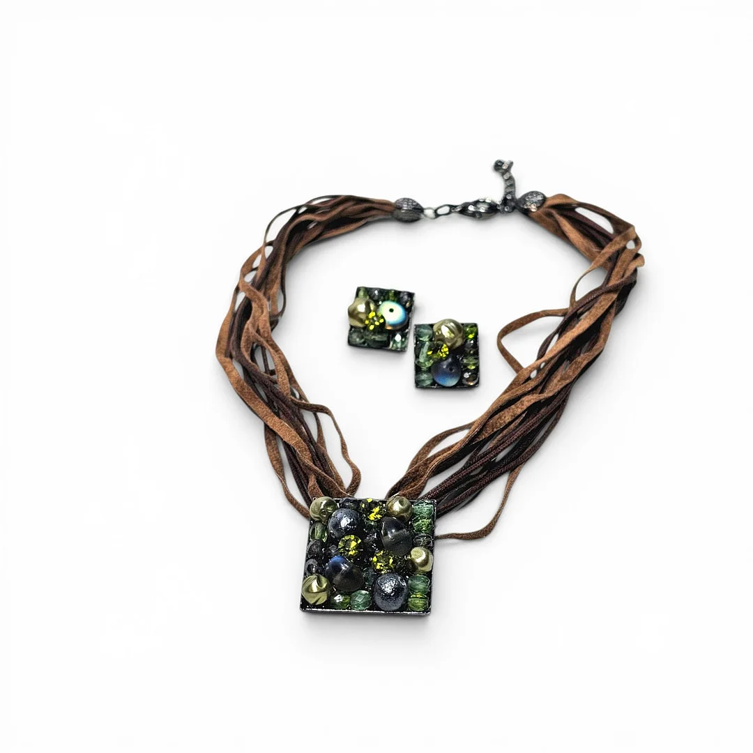 Juego de collar y pendientes en metal con cristales. — Jewellery Suites — Arce Auctions