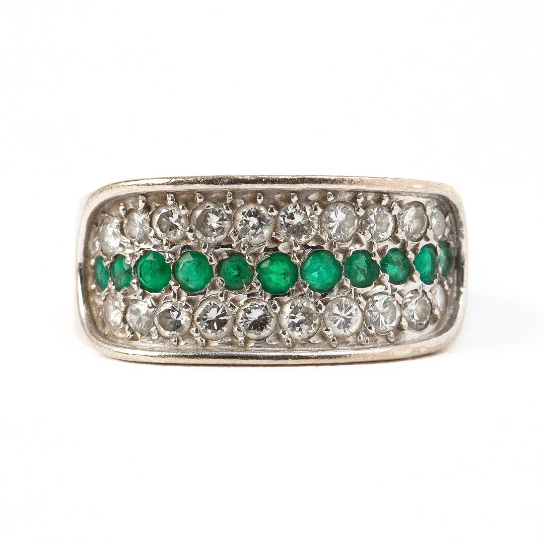 RING, 18K vitguld med briljantslipade diamanter samt fasettslipade smaragder, A&M, Göteborg. — Rings — Stockholms Auktionsverk Göteborg